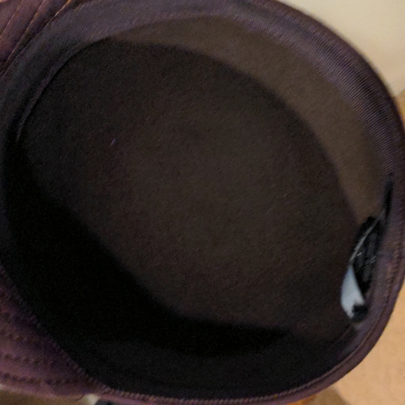 Febulous GUCCI round hat in brown with gold button - Picture 9 of 10